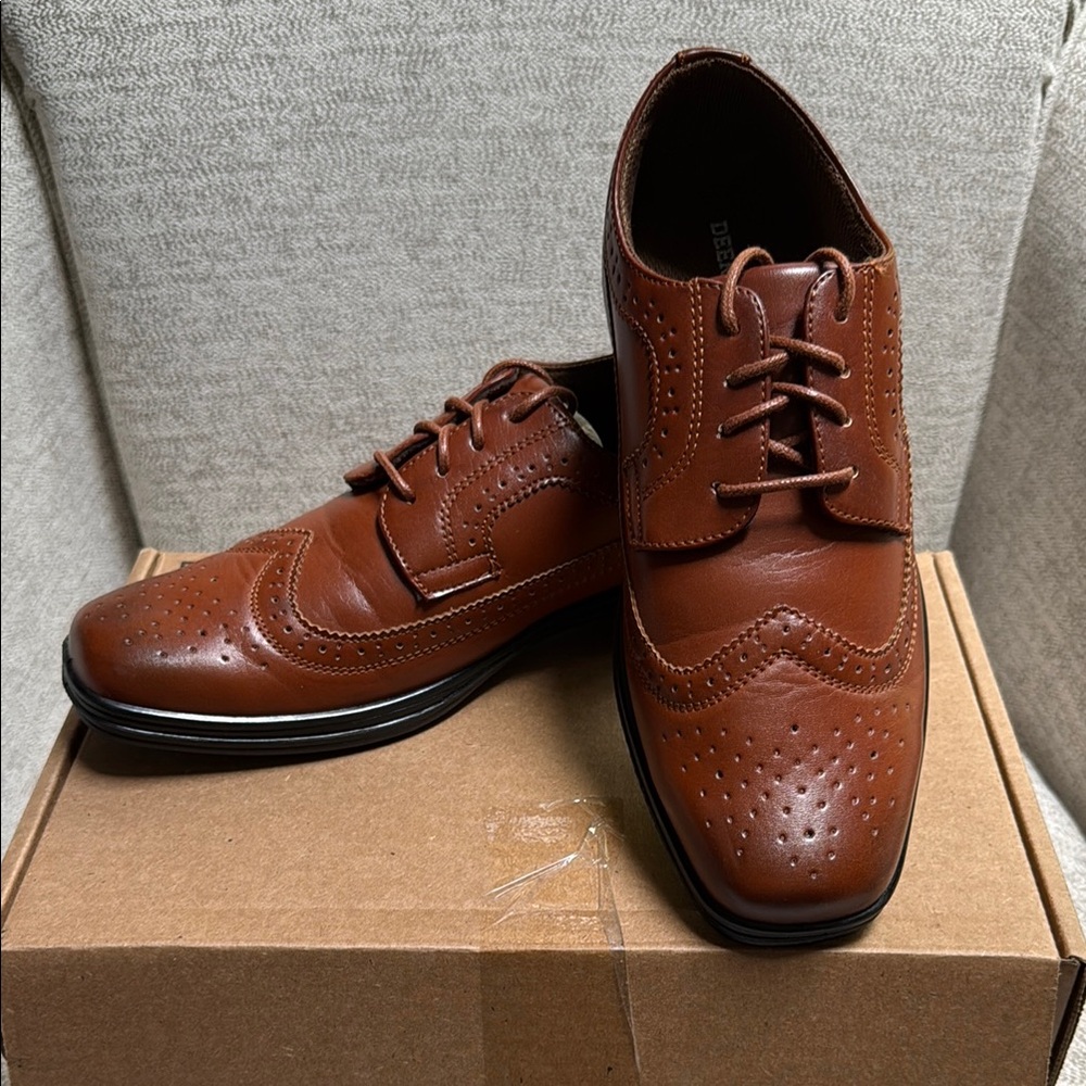 Brown Young Men's Dress Shoes 7 Wide